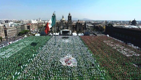 México rompe récord de clase de fútbol masiva