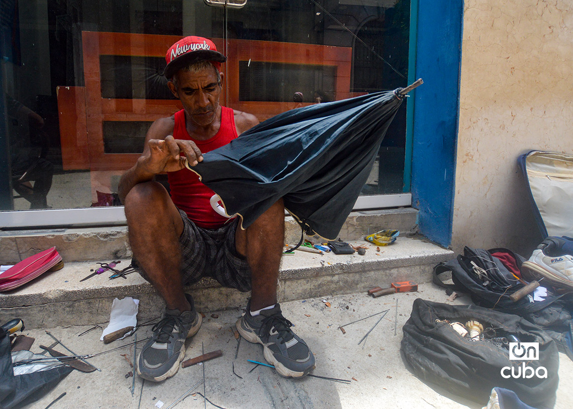 Maykel, el 'arreglasombrillas' callejero