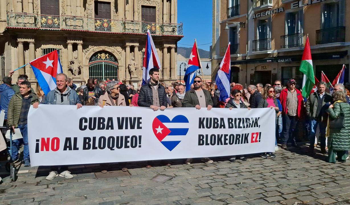Concentración en Pamplona exige fin del bloqueo a Cuba