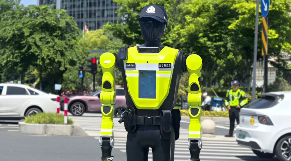China lanza robot policía