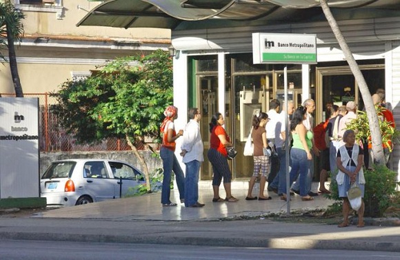La Habana mantiene servicios bancarios