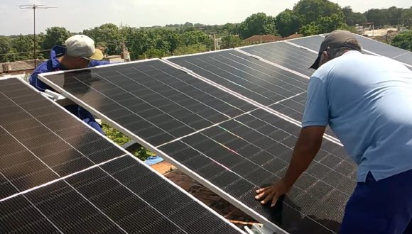 Cuba implementa sistemas solares para mejorar servicio de telefonía en Ciego de Ávila