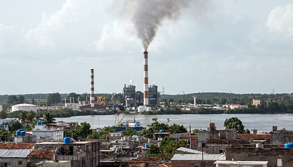 Cuba enfrenta déficit eléctrico de 2150 MW en horario pico, según UNE