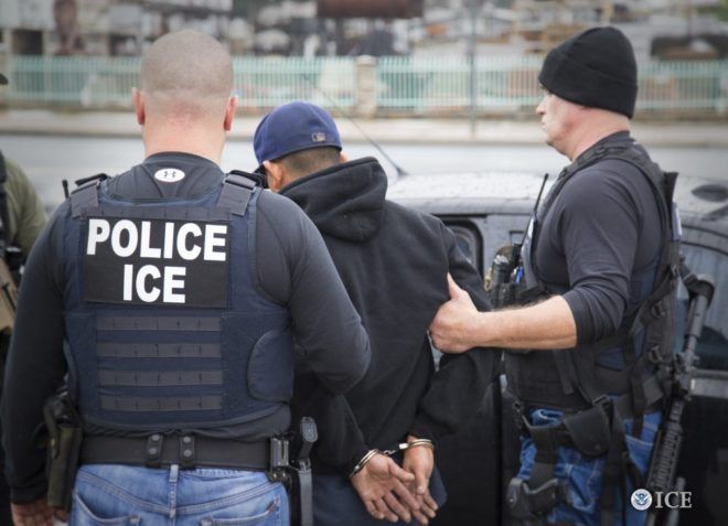 Muertes de inmigrantes bajo custodia del ICE aumentan