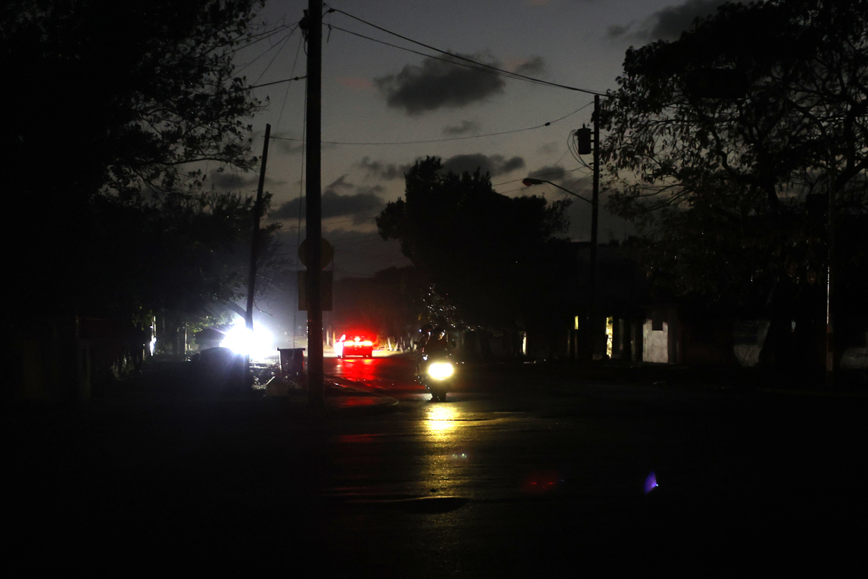 Cuba enfrenta apagón nacional mientras se investigan causas de colapso eléctrico