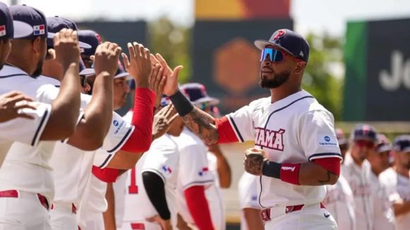 Panamá vence a Canadá