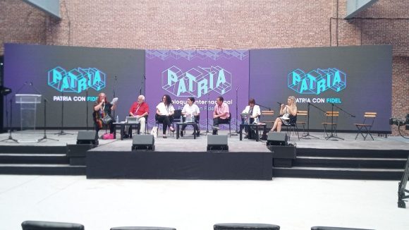 Coloquio Patria: Llamado a la ofensiva comunicacional