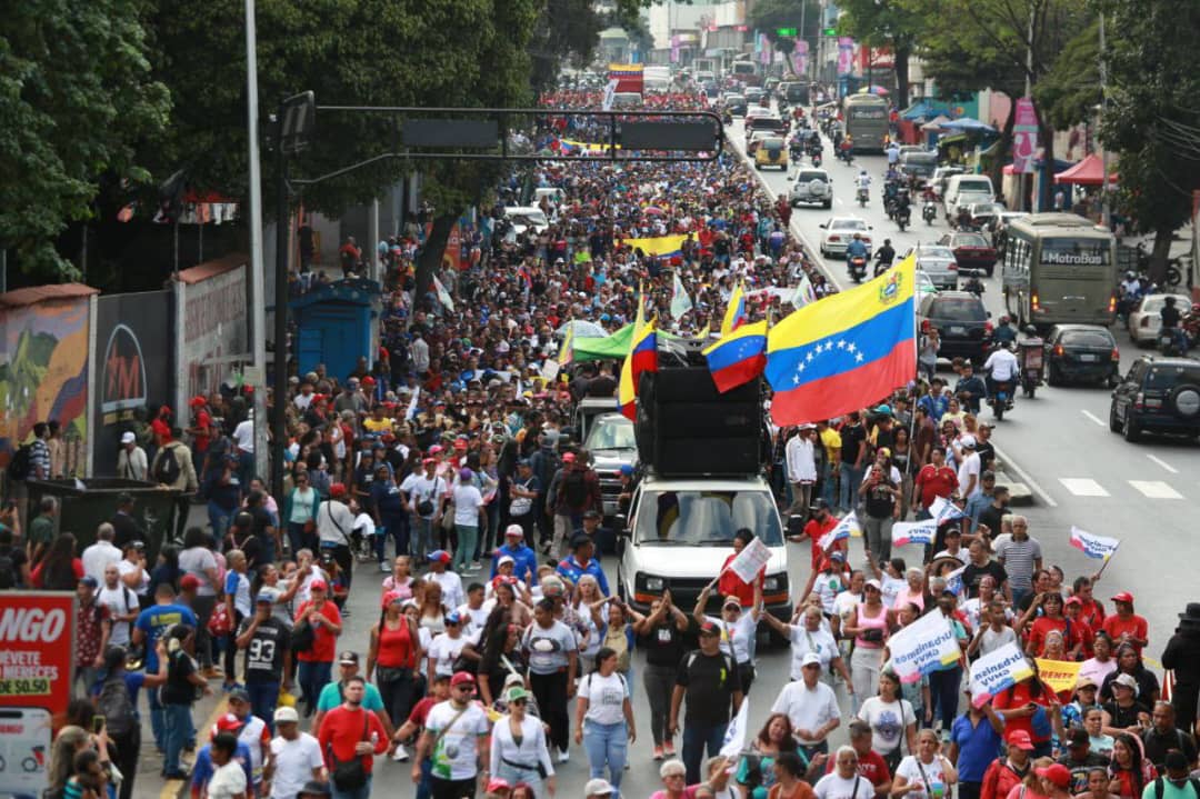 Venezolanos marchan por el regreso de Maduro
