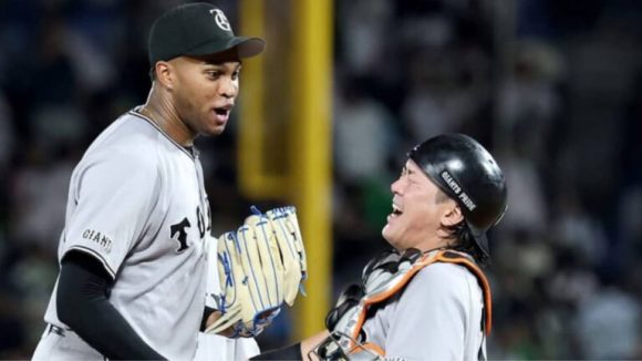 Raidel Martínez hace historia en el béisbol japonés con 250 juegos salvados
