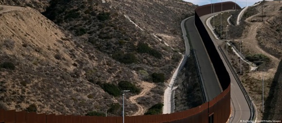Trump prevé terminar muro con México en 2027