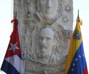 Concejo de Caracas otorga Orden José Martí a presidenta del ISB y a investigador cubano