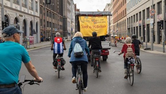 Activistas en Berlín exigen fin del bloqueo de EE.UU. a Cuba con bicicletada