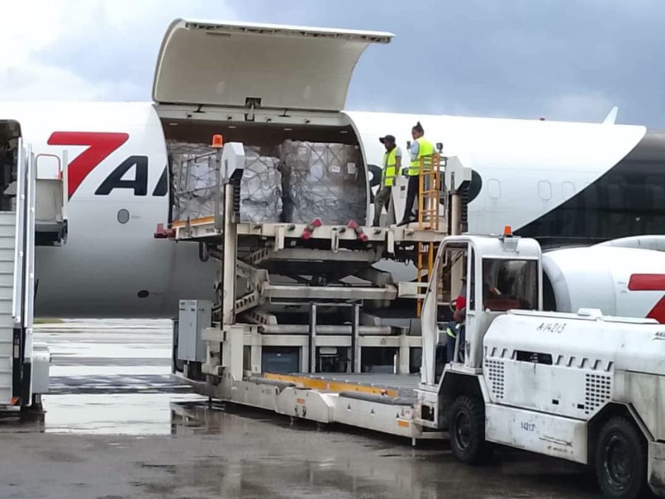 Cuba recibe primer cargamento de ayuda de EEUU