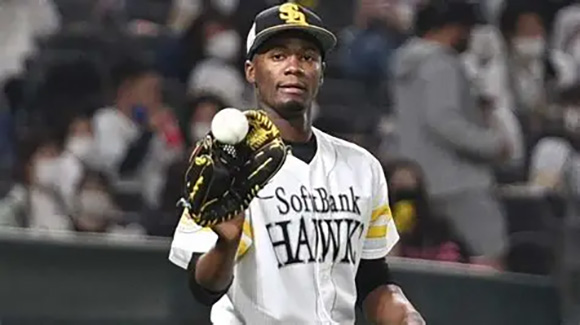Liván Moinelo logra su quinta victoria en la Liga Japonesa de Béisbol