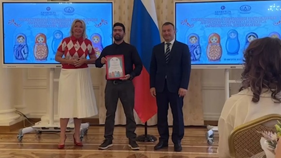 Artista cubano Nelson Almaguer gana concurso internacional en Rusia