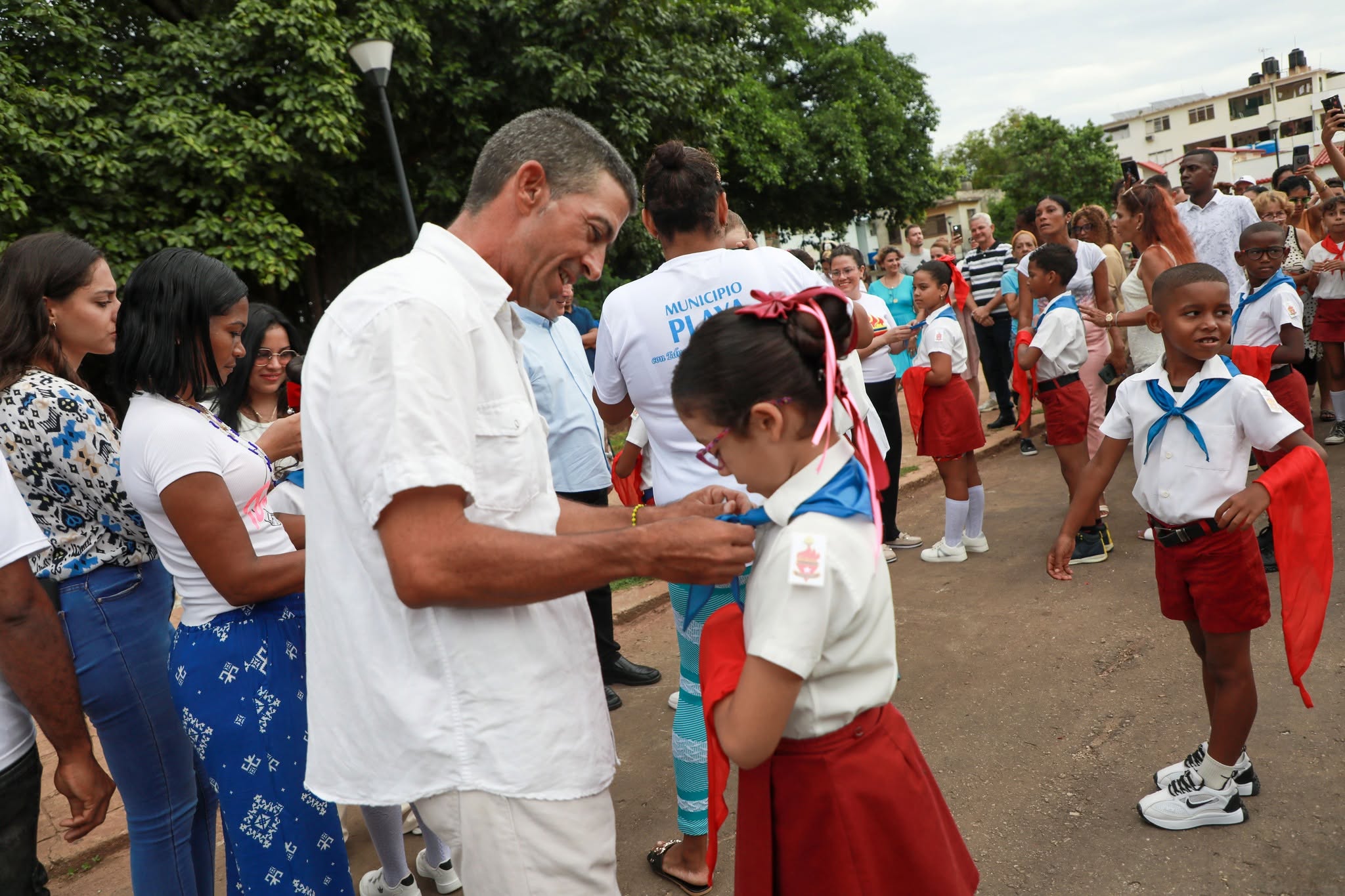 Miles de niños en Cuba cambian pañoleta azul por roja en ceremonia de la OPJM