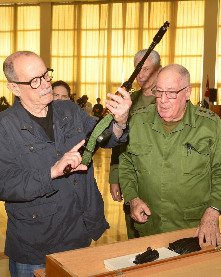 Silvio Rodríguez recibe fusil AKM en acto de defensa nacional en Cuba
