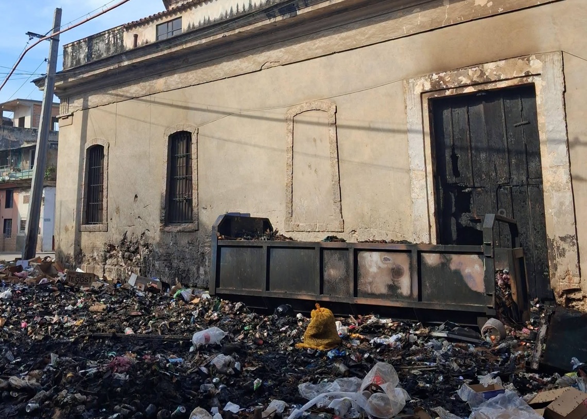 Nueva quema de basura daña iglesia en La Habana, denuncian religiosos