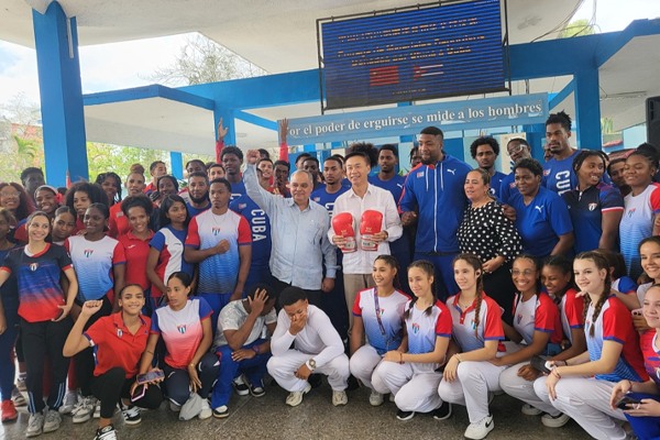 China dona equipamiento deportivo a Cuba