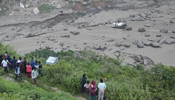 Rescatan con vida a niña de 5 años tras dos días bajo escombros en Nepal