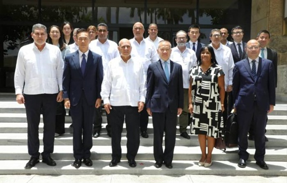 Roberto Morales Ojeda recibe a delegación china