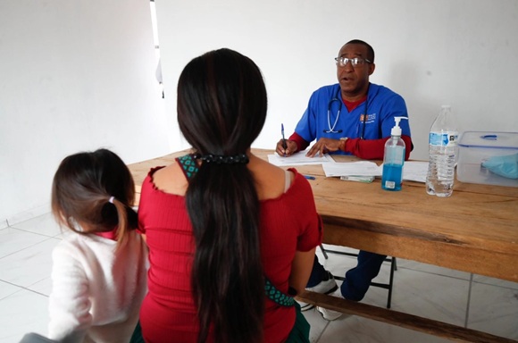 80 médicos cubanos atienden zonas de difícil acceso en Sinaloa, México