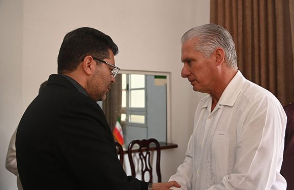 Díaz-Canel firma libro de condolencias