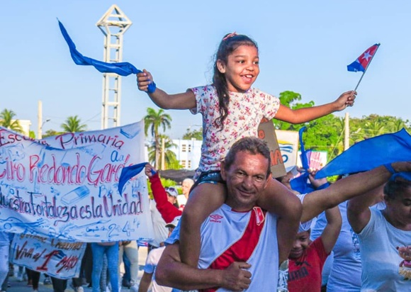 Niños cubanos desfilan