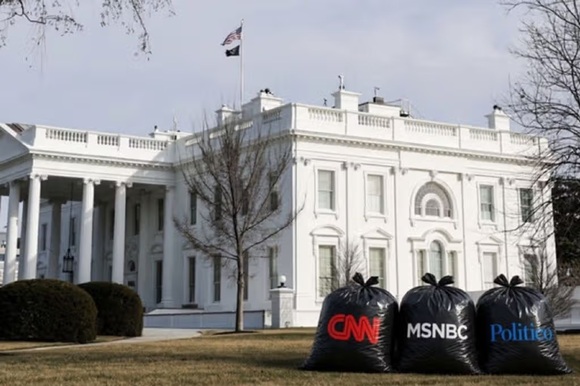 Trump veta a CNN, MSNBC y Politico con imagen de bolsas de basura frente a la Casa Blanca
