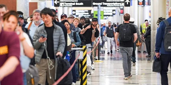 Trump despliega a ICE en aeropuertos