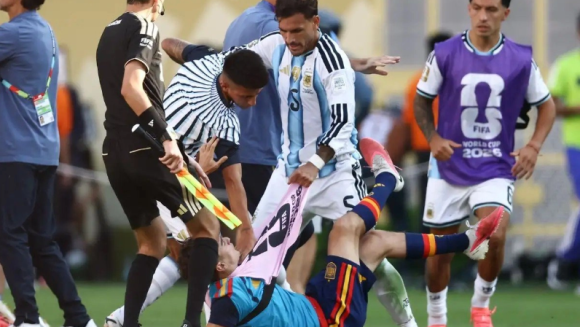 FIFA sanciona a Paredes con 10 partidos y multa a Argentina por pancarta sobre Malvinas