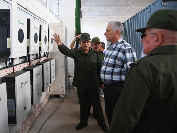 Díaz-Canel visita proyectos de energía y construcción sostenibles en Cuba