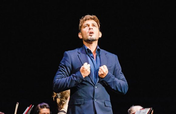 Tenor griego Yannis Filias se presenta con músicos cubanos en La Habana