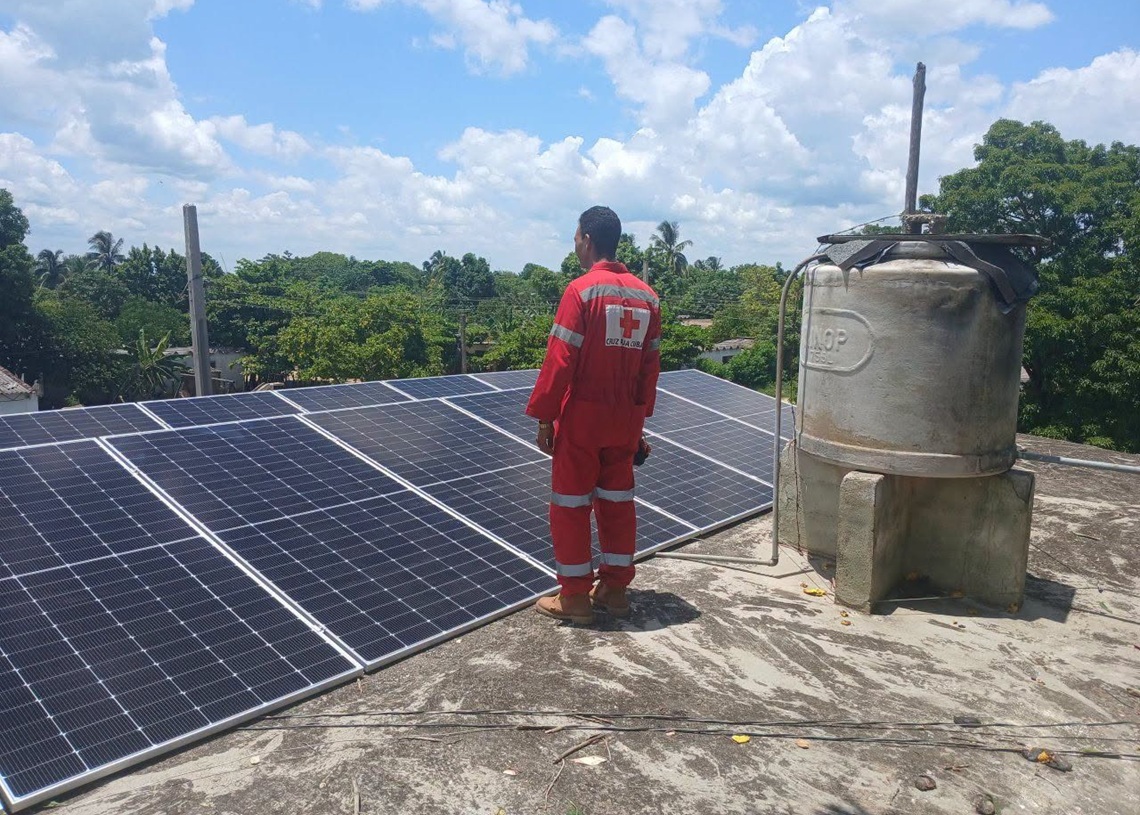 Cruz Roja instala paneles solares en Granma