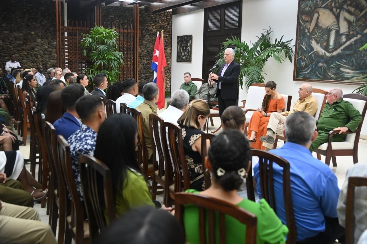 Díaz-Canel se reúne con jóvenes destacados