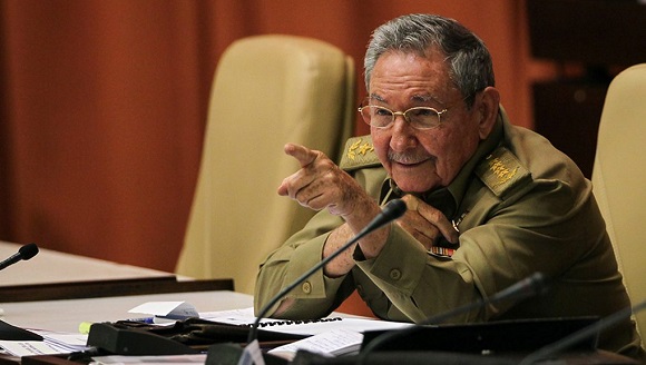 Raúl Castro felicita al Ejército Oriental en su 65 aniversario