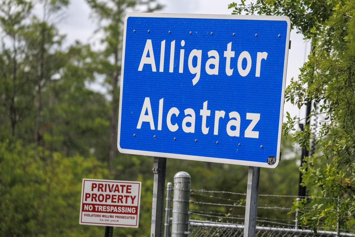 Centro de detención Alligator Alcatraz cerrará en junio tras críticas y litigios