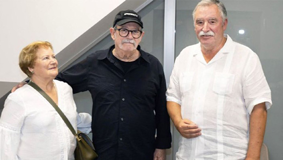 Alcalde de Oleiros expresa solidaridad con Cuba tras concierto de Silvio Rodríguez en A
