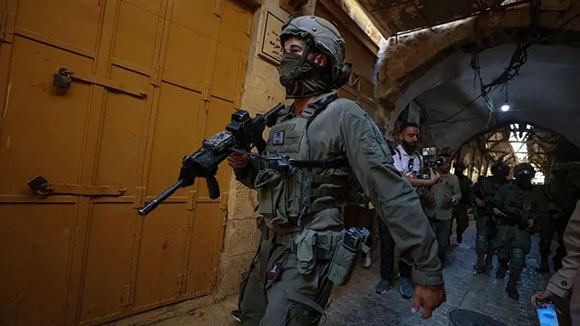 Reino Unido prohíbe productos de asentamientos israelíes y Israel responde con cierre