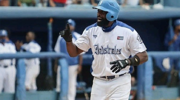 Industriales mantiene liderato en Liga Élite de Béisbol tras barrer a Holguín