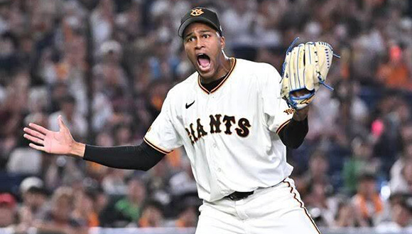 Raidel Martínez alcanza 42 salvamentos en la Liga Japonesa de Béisbol