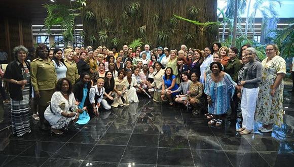 Díaz-Canel se reúne con mujeres cubanas