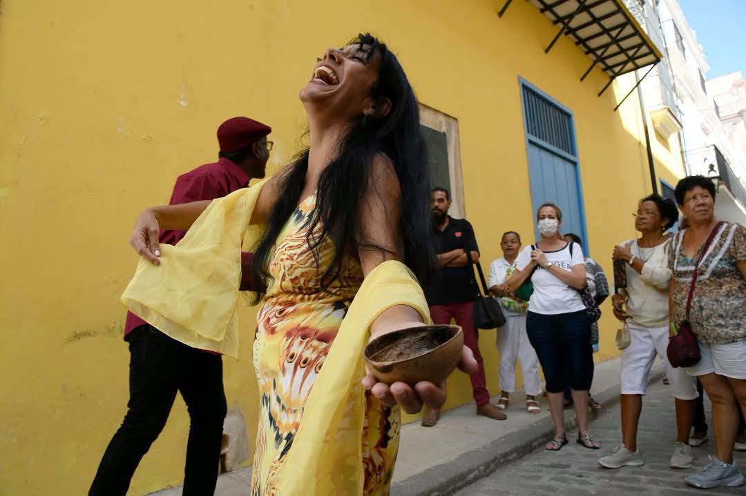 El Ciervo Encantado estrena 'Madres' en la Embajada de Noruega en La Habana