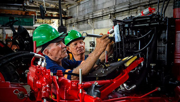 Holmeca inicia ensamblaje de tractores Belarus en Holguín en marco de reformas económicas