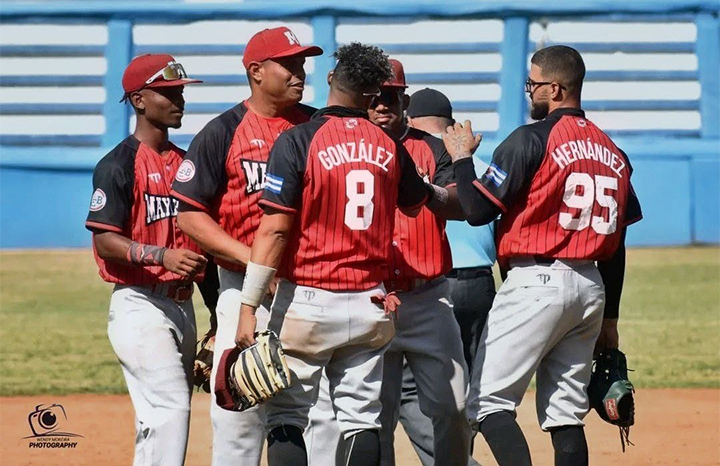 Industriales y Las Tunas luchan por semifinales en la IV Liga Élite del Béisbol Cubano