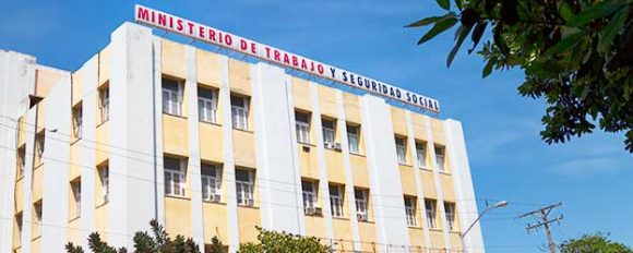 Recesan actividades laborales