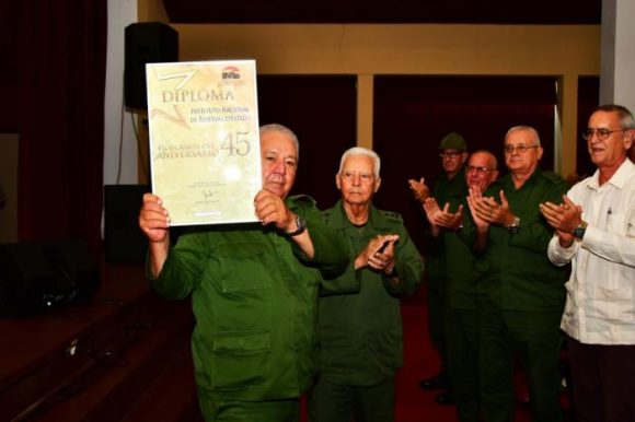 Raúl Castro felicita al INRE en su aniversario 45