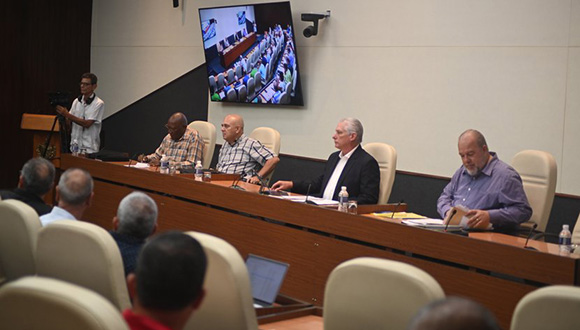 Díaz-Canel reitera confianza en empresas estatales cubanas y llama a transformación