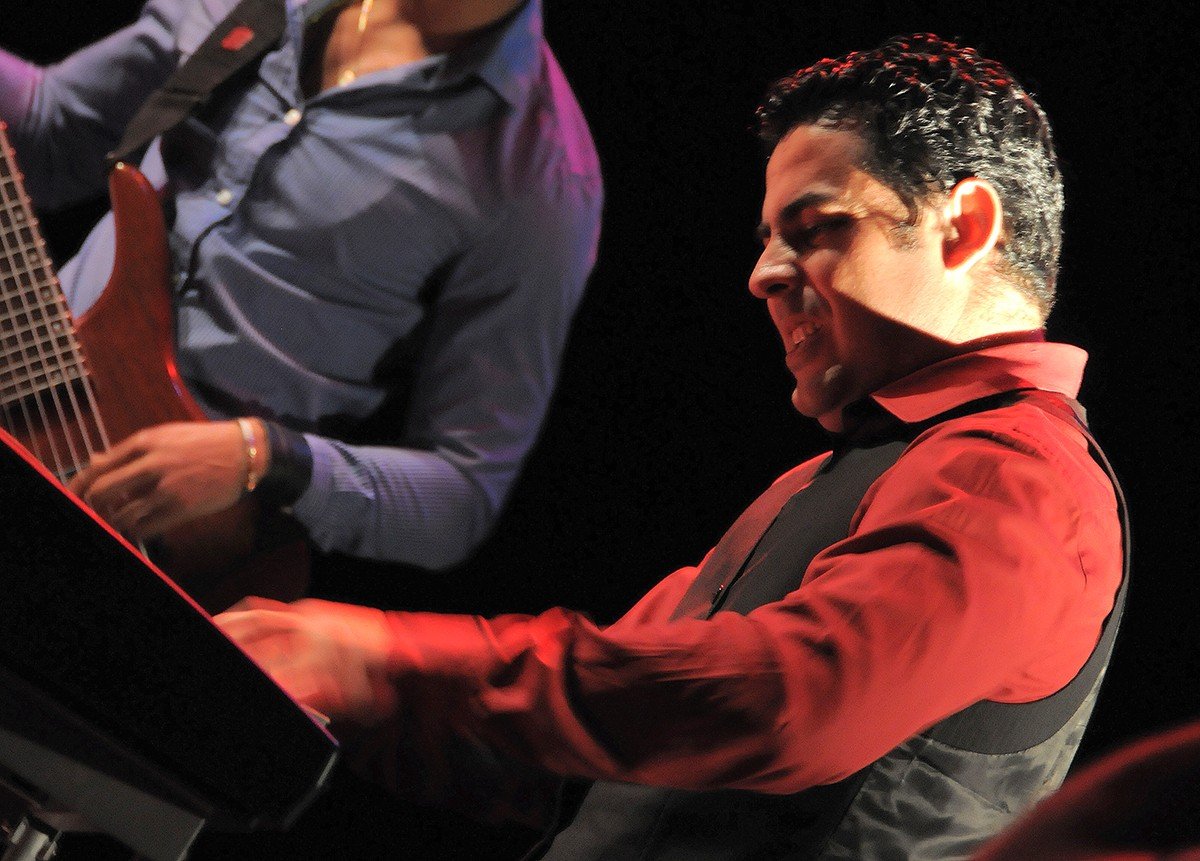 Alejandro Falcón y Cubadentro se presentan en la Casa Vitier García Marruz