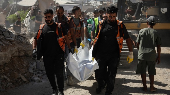 Al menos 20 muertos y 60 desaparecidos tras derrumbe de edificio en Gaza